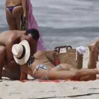 Flávia Alessandra e Rodrigo Lombardi gravam beijo de 'Salve Jorge' em praia