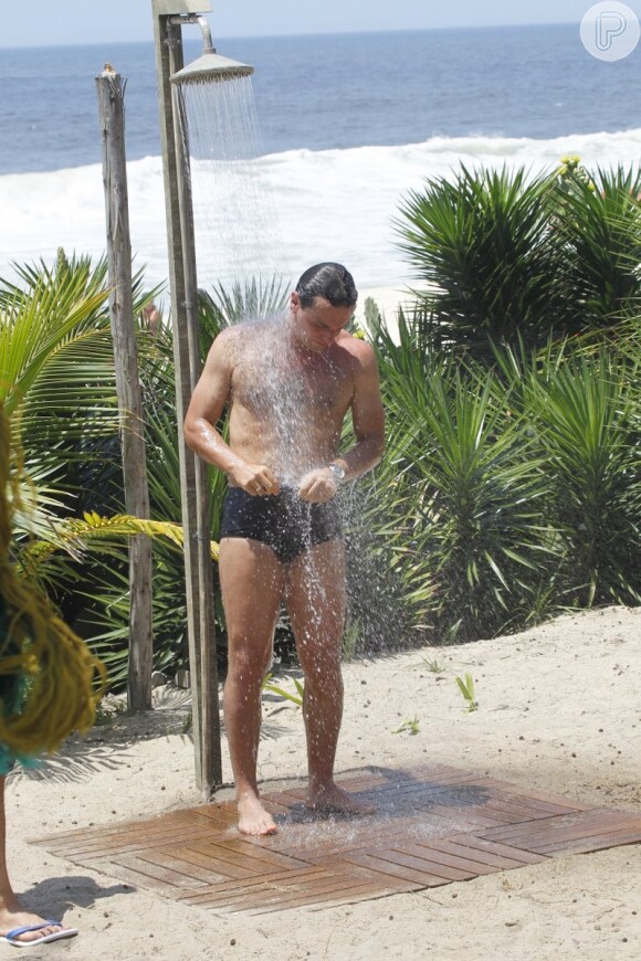 Rodrigo Lombardi toma uma ducha após as gravações de 'Salve Jorge'