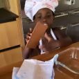 Giovanna Ewbank filmou os filhos Títi e Bless na cozinha