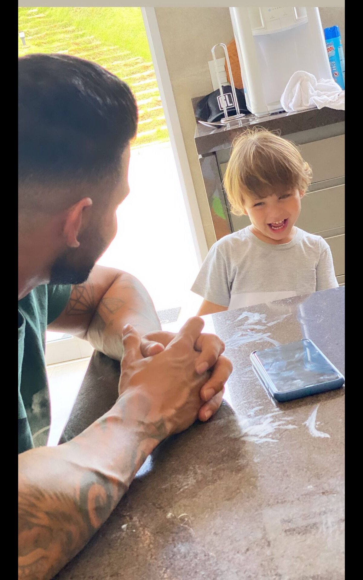 Foto Gusttavo Lima E O Filho Mais Novo Samuel Se Divertem Em Foto Postada Pelo Cantor 