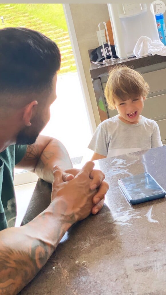 Gusttavo Lima e o filho mais novo, Samuel, se divertem em foto postada pelo cantor