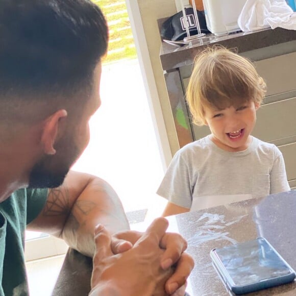 Gusttavo Lima e o filho mais novo, Samuel, se divertem em foto postada pelo cantor