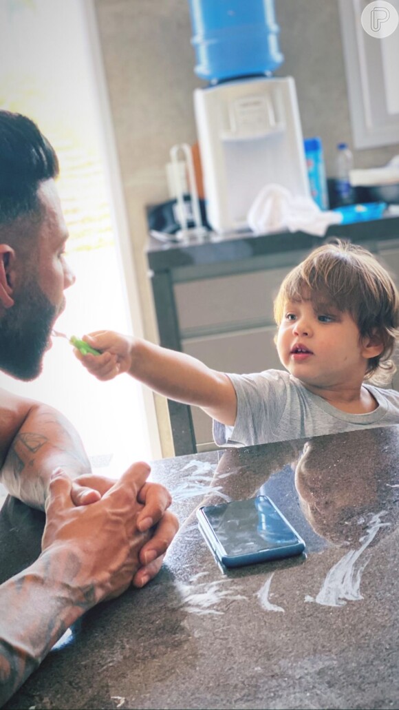 Gusttavo Lima ganha comida na boca do filho mais novo, Samuel