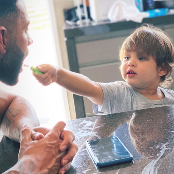 Gusttavo Lima ganha comida na boca do filho mais novo, Samuel
