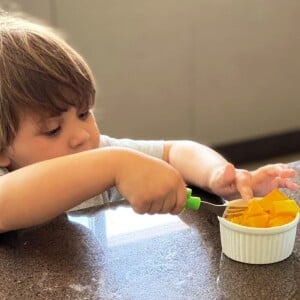 Gusttavo Lima fotografou o filho comendo fruta