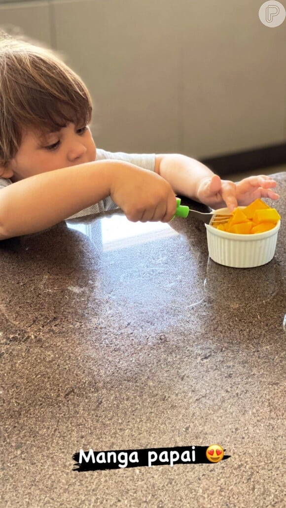 Gusttavo Lima fotografou o filho comendo fruta