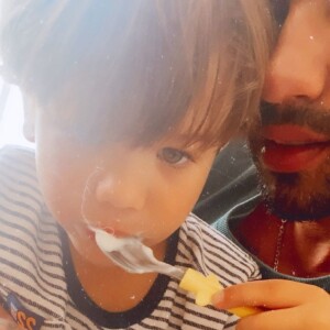 Gusttavo Lima posta selfie na companhia do filho Gabriel, de 3 anos