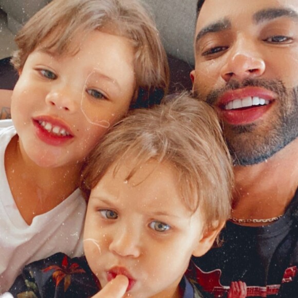 Gusttavo Lima está cuidando dos filhos durante a viagem da ex-mulher, Andressa Suita
