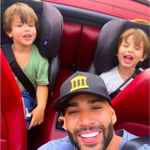 Gusttavo Lima fez foto no carro com os dois filhos, Samuel e Gabriel