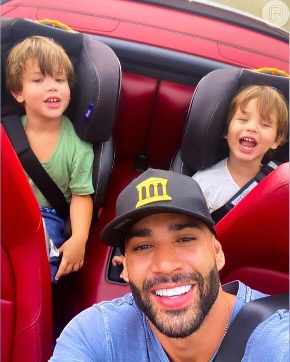 Gusttavo Lima fez foto no carro com os dois filhos, Samuel e Gabriel