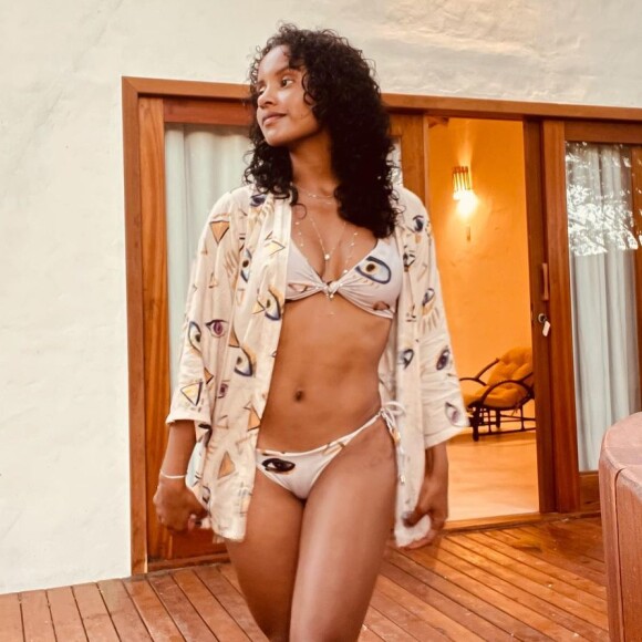 Ex-BBB Gleici Damasceno exibe corpo em fotos de biquíni