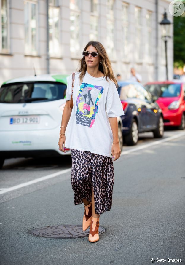 Animal print aliado com peças oversized funciona em looks de verão