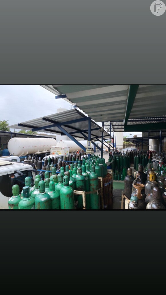 Gusttavo Lima exibe 150 cilindros de oxigênio para Manaus