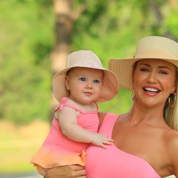 Ana Paula Siebert e Vicky em mais um look praia no estilo mãe e filha