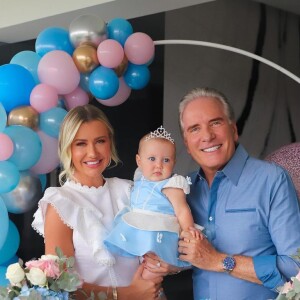 Roberto Justus e Ana Paula Siebert comemoraram os 8 meses da filha com uma celebração em casa