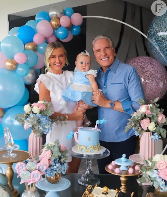 Roberto Justus e Ana Paula Siebert comemoraram os 8 meses da filha com uma celebração em casa