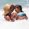 Deborah Secco, de biquíni, curtiu praia com a filha, Maria Flor, de 5 anos, em 18 de janeiro de 2021