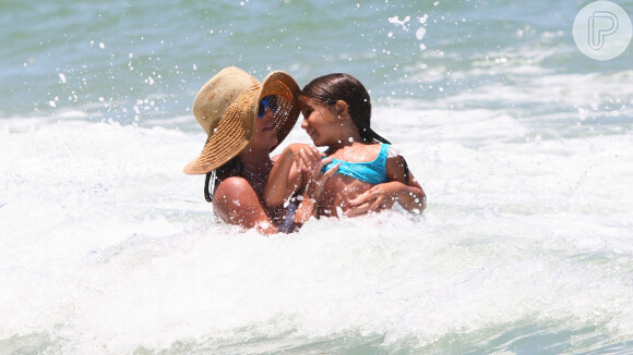 Deborah Secco, de biquíni, curtiu praia com a filha, Maria Flor, de 5 anos, em 18 de janeiro de 2021