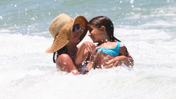De biquíni invertido, Deborah Secco exibe corpo definido em dia na praia com a filha