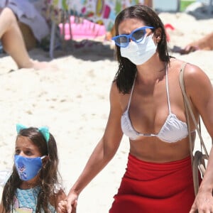 Deborah Secco e a filha, Maria Flor, não dispensaram a máscara de proteção ao deixarem praia do Rio