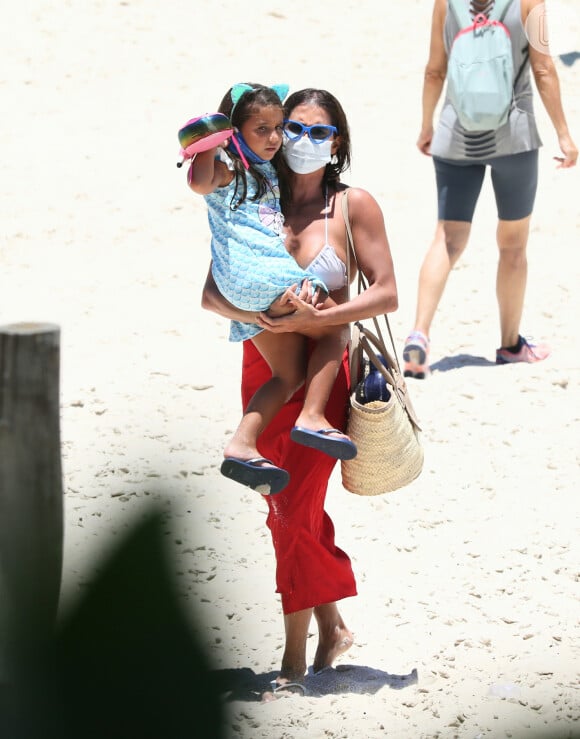 Deborah Secco deixou a praia com a filha, Maria Flor, de 5 anos