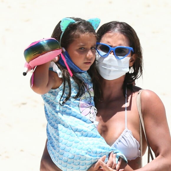 Deborah Secco deixou a praia com a filha, Maria Flor, de 5 anos