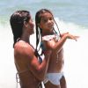 Deborah Secco e a filha, Maria Flor, se divertiram em praia do Rio