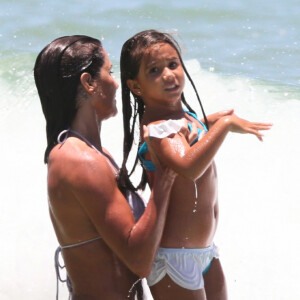 Deborah Secco e a filha, Maria Flor, se divertiram em praia do Rio