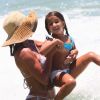 Deborah Secco se divertiu em dia na praia com a filha, Maria Flor, de 5 anos