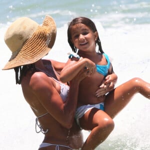 Deborah Secco se divertiu em dia na praia com a filha, Maria Flor, de 5 anos