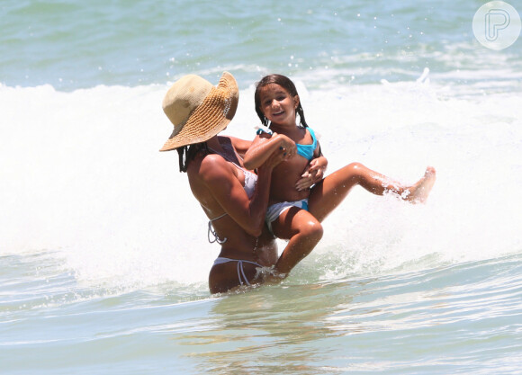 Deborah Secco se divertiu em dia na praia com a filha, Maria Flor, de 5 anos