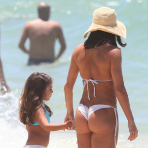 Deborah Secco apostou em um biquíni trendy para dia na praia com a filha, Maria Flor