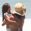 Deborah Secco, de biquíni fio-dental, se refrescou em praia com a filha, Maria Flor, de 5 anos