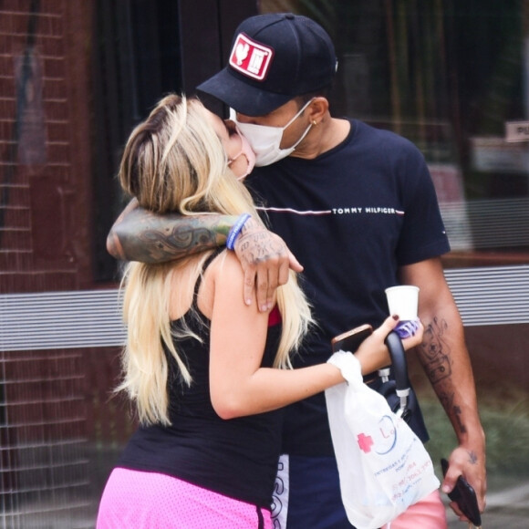 Gabi Martins beija Tierry ao deixar academia em São Paulo, nesta quinta-feira, 21 de janeiro de 2021