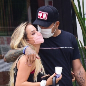 Gabi Martins foi flagrada deixando academia com o namorado, Tierry