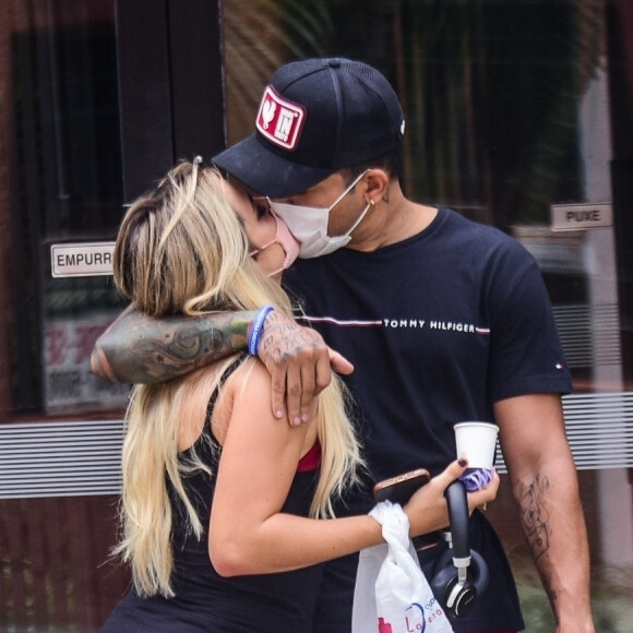 Gabi Martins e Tierry trocam beijos de máscara