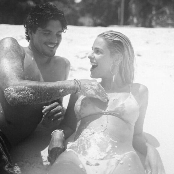 Yasmin Brunet sempre acompanha Gabriel Medina nas viagens