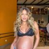 Mulher de Lucas Lucco, Lorena Carvalho posa com 33 semanas de gravidez