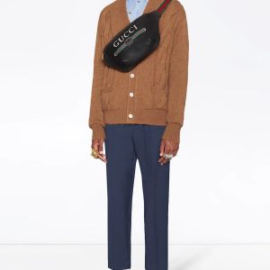 Pochete aposta de Cleo pode ser usada na cintura, quadril e até mesmo transpassada pelos ombros