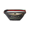 Pochete Gucci Print usada por Cleo está à venda por R$6.140, no site da Farfetch
