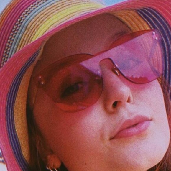 Larissa Manoela ganha elogios ao publicar foto de biquíni