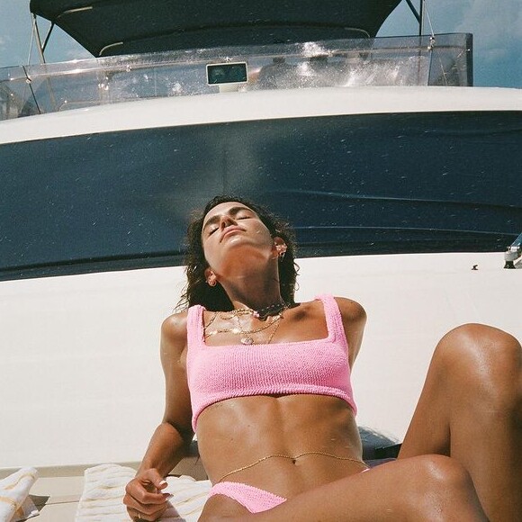 Bruna Marquezine dá beijo em Enzo Celulari em vídeo na praia