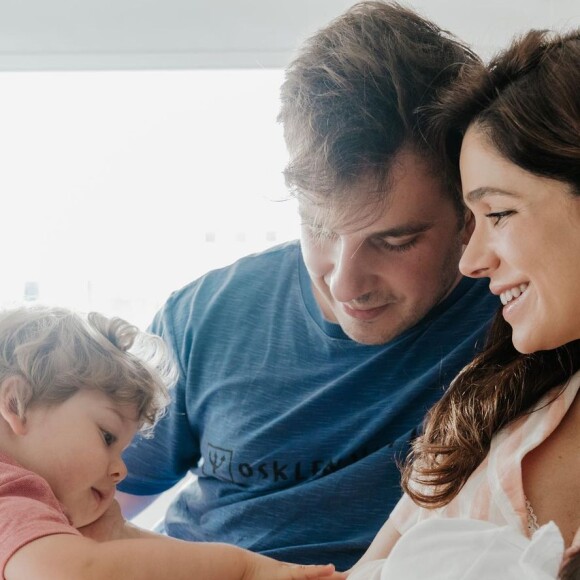 Sabrina Petraglia mostrou o filho, Gael, conhecendo a irmã, Maya
