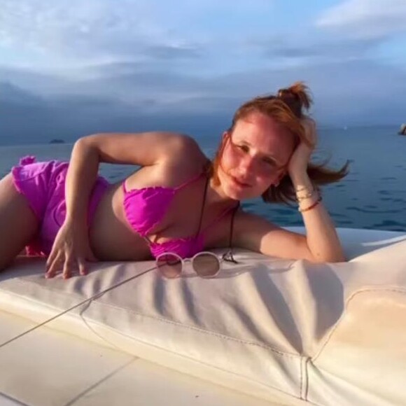 Larissa Manoela curte passeio de barco em família