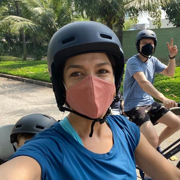 Thais Fersoza e Michel Teló adoram pedalar juntos e acompanhados pelos filhos