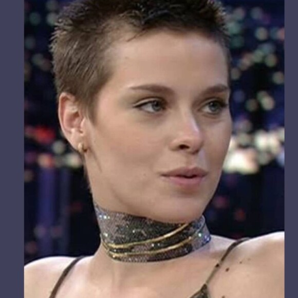 Carolina Dieckmann exibe cabelo curtinho após fios crescerem