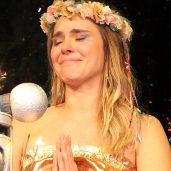 Carolina Dieckmann se emociona com cena raspando cabelo em 'Laços de Família'
