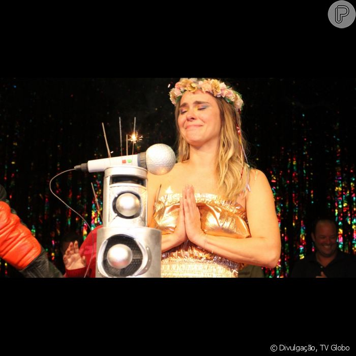 Carolina Dieckmann se emociona com cena raspando cabelo em 'Laços de ...