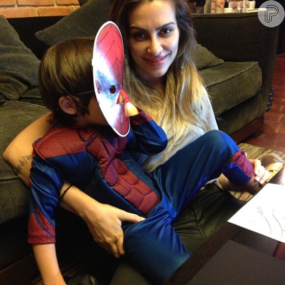 Cleo pires posta foto com o irmão mais novo, Záion, de 4 anos, vestido de Homem-Aranha