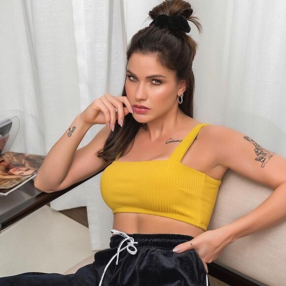 Andressa Suita aposta em top reto em look com barriga à mostra